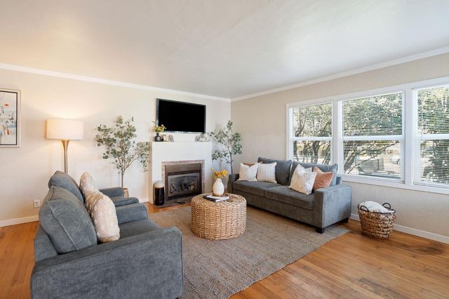 2621 12th St, Sacramento, CA 95818