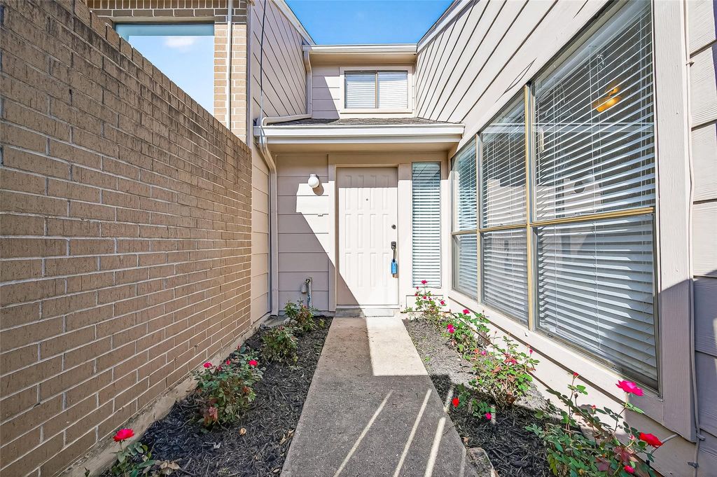 13884 Hollowgreen Drive, Houston, TX 77082