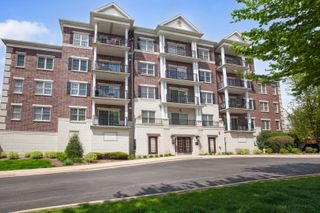 446 McDaniels Circle 304, Clarendon Hills, IL 60514