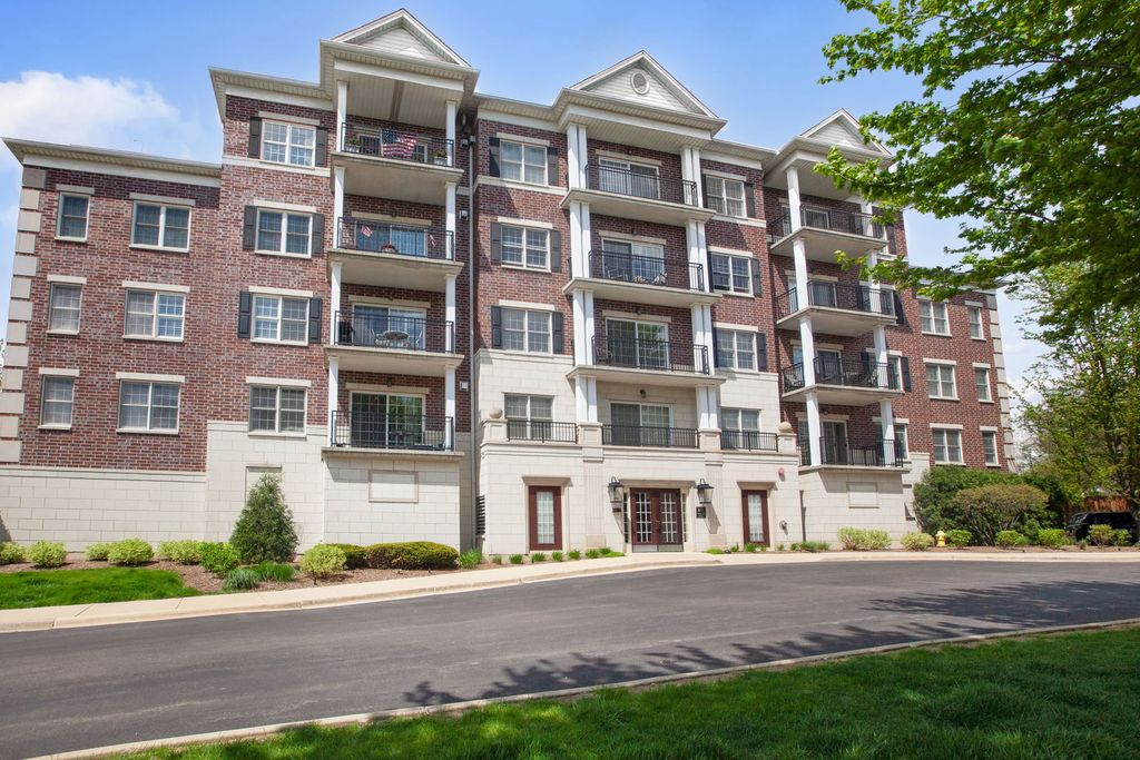 446 McDaniels Circle 304, Clarendon Hills, IL 60514