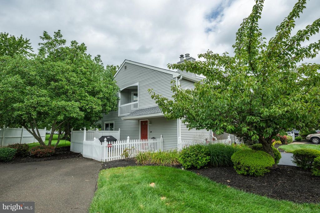 630-B ROSE HOLLOW DR, YARDLEY, PA 19067 — exterior