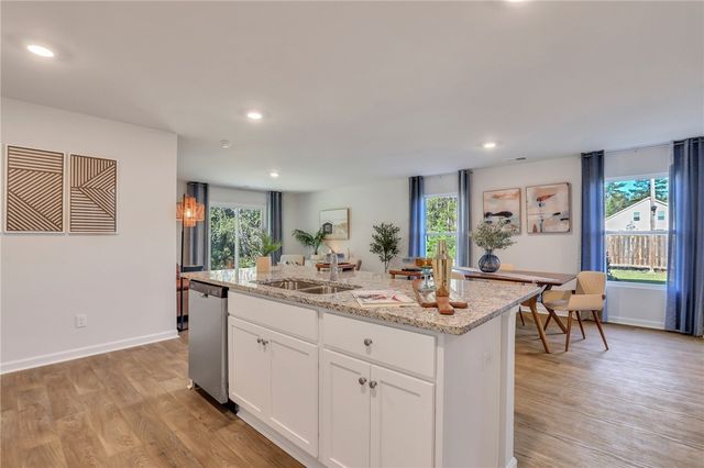 1058 Lakes Blvd, Brunswick, GA 31525