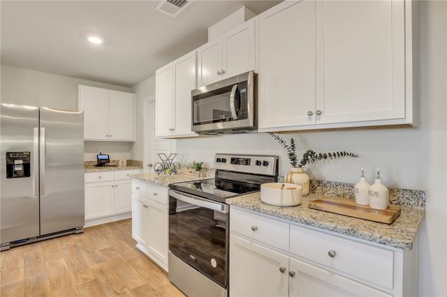 1058 Lakes Blvd, Brunswick, GA 31525