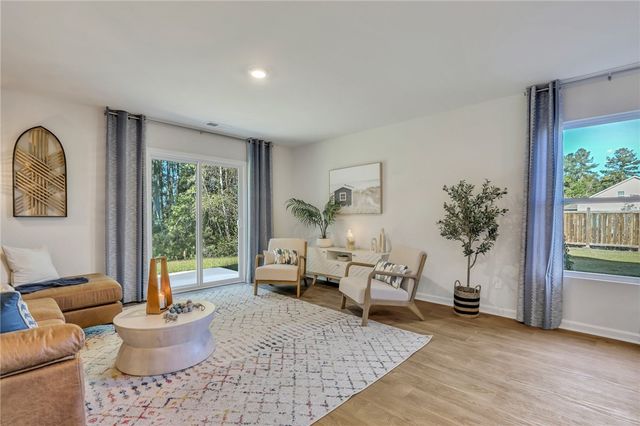 1058 Lakes Blvd, Brunswick, GA 31525