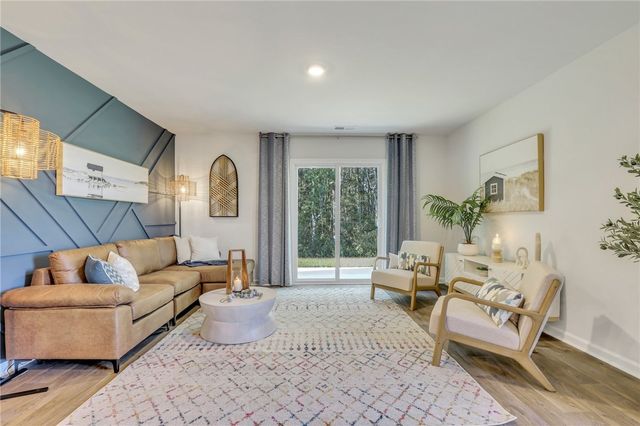 1058 Lakes Blvd, Brunswick, GA 31525