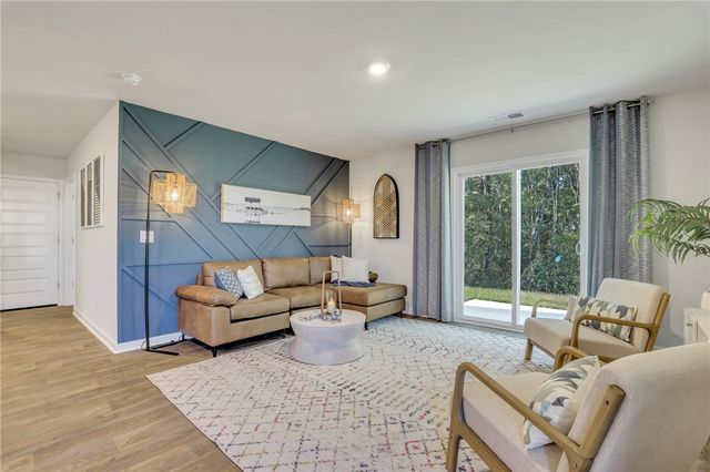 1058 Lakes Blvd, Brunswick, GA 31525