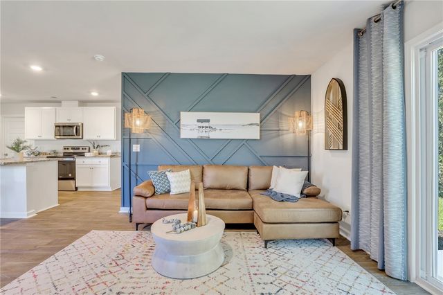 1058 Lakes Blvd, Brunswick, GA 31525