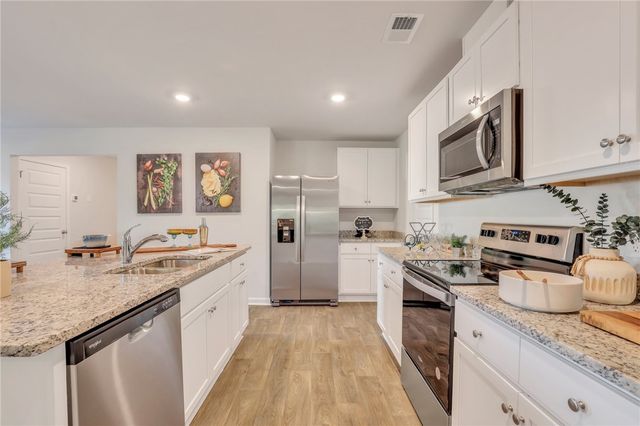 1058 Lakes Blvd, Brunswick, GA 31525