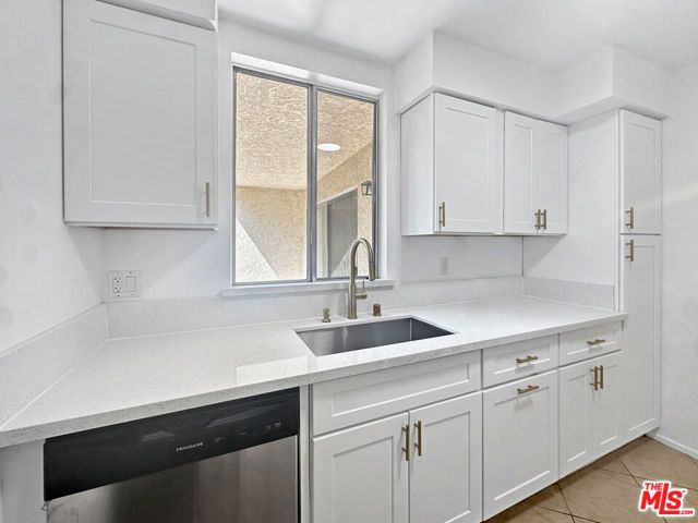 14950 Victory Boulevard 104, Van Nuys (los Angeles), CA 91411