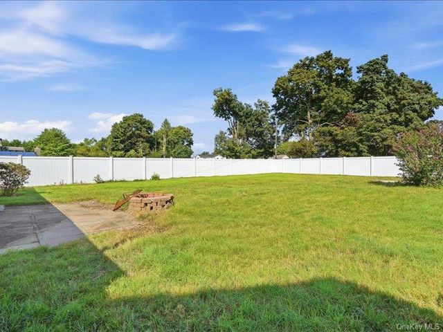 11 Hoover Lane, Bethpage, NY 11714