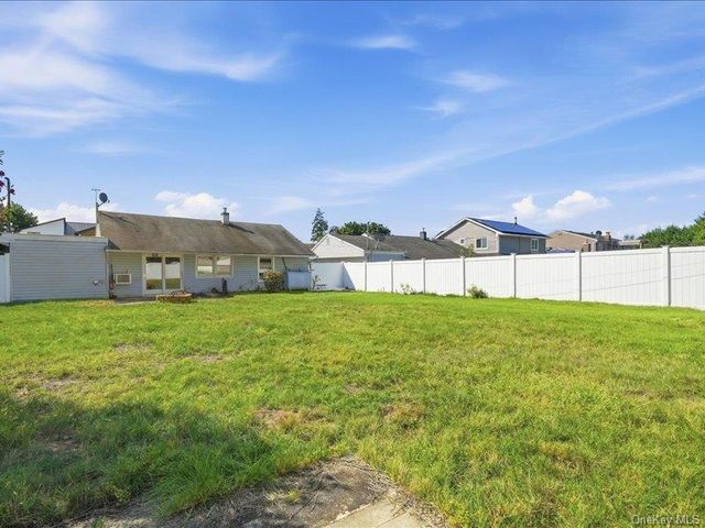 11 Hoover Lane, Bethpage, NY 11714