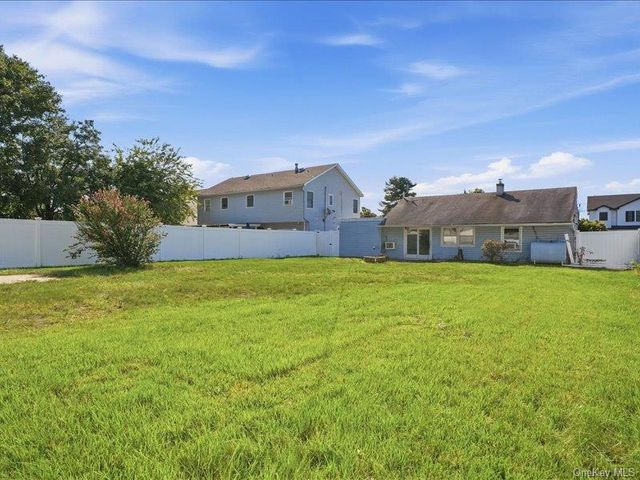 11 Hoover Lane, Bethpage, NY 11714