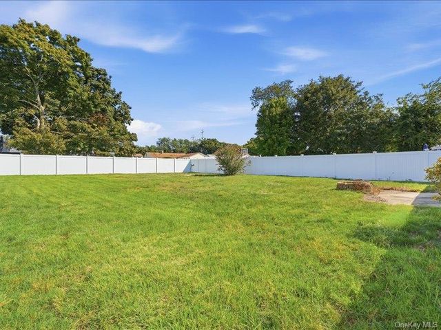 11 Hoover Lane, Bethpage, NY 11714