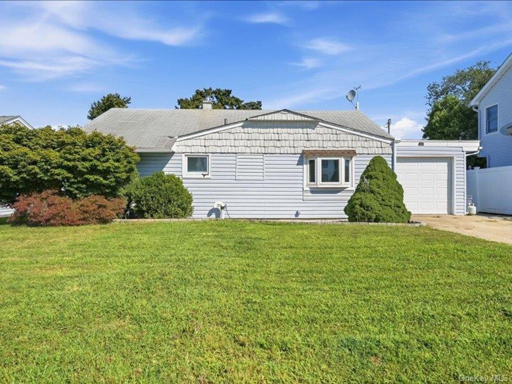11 Hoover Lane, Bethpage, NY 11714 — exterior
