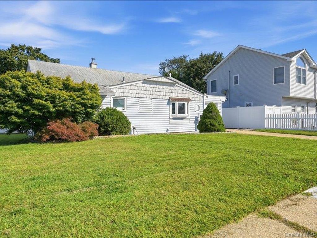 11 Hoover Lane, Bethpage, NY 11714 — photo 2