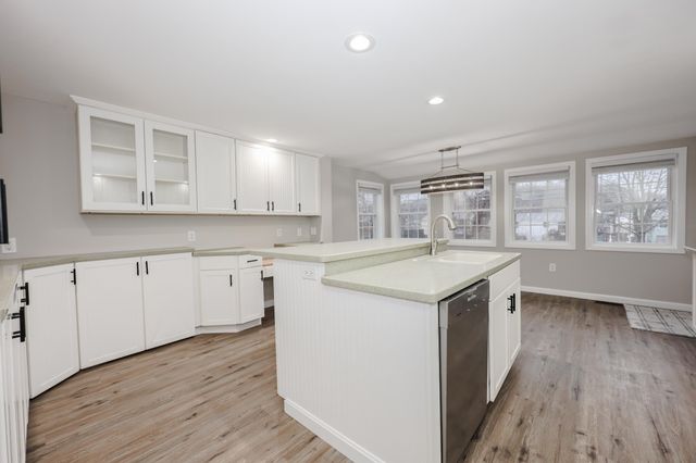 92 Roseanne Lane, Manchester, NH 03103