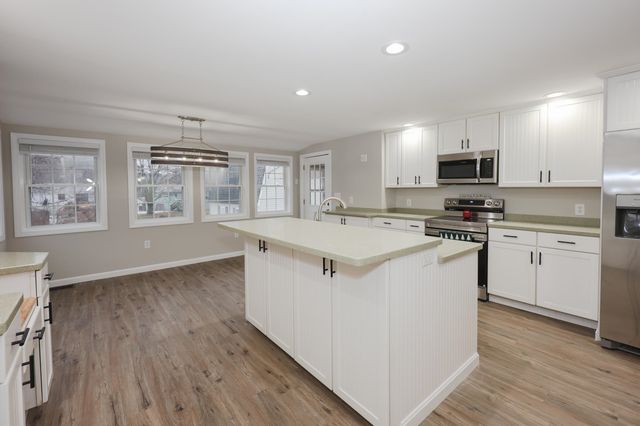 92 Roseanne Lane, Manchester, NH 03103