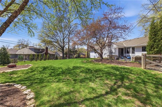 10409 Pawnee Lane, Leawood, KS 66206