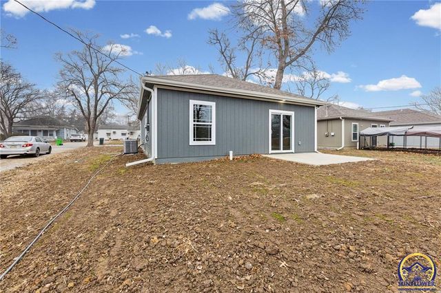832 E Hamblin St, Ottawa, KS 66067