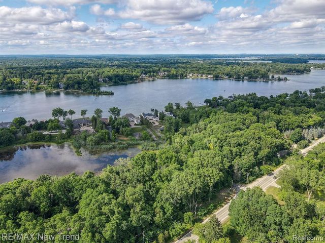 6140 Pontiac Trail, West Bloomfield, MI 48323