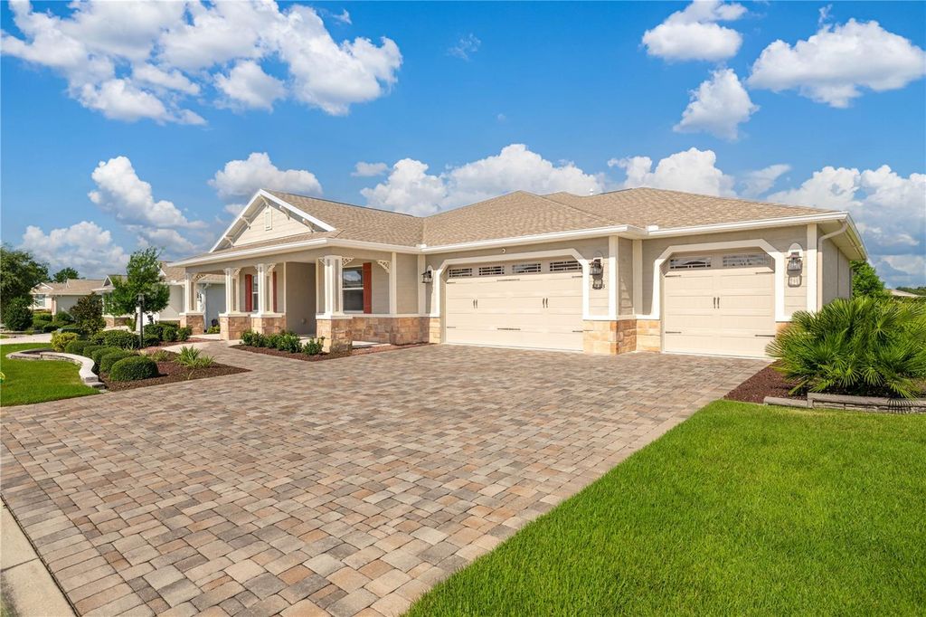 Image 3 of property listing at 8883 SW 85TH LOOP, Ocala, FL 34481