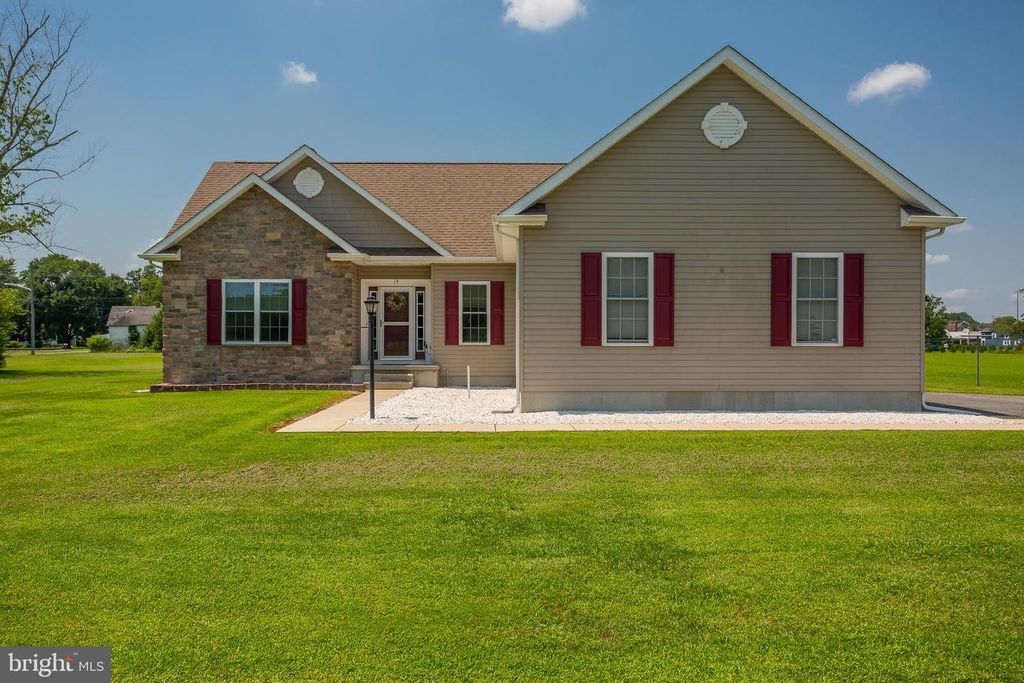 19 DELAWARE AVE, Frankford, DE 19945