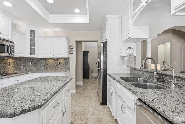 10600 Mersham Hill Drive, Bakersfield, CA 93311