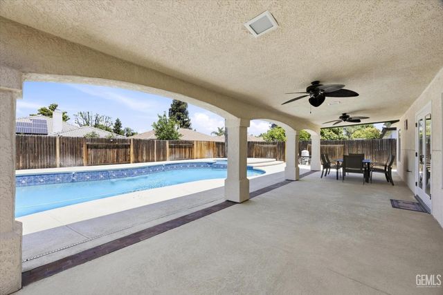 10600 Mersham Hill Drive, Bakersfield, CA 93311