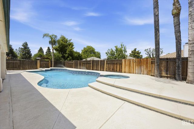 10600 Mersham Hill Drive, Bakersfield, CA 93311