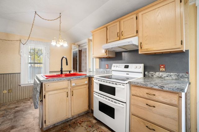 1115 Cooper Street, Jackson, MI 49202