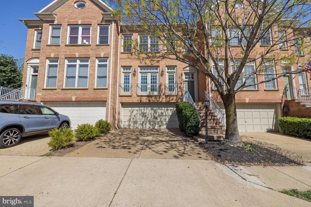 1813 DAWSON ST, Vienna, VA 22182