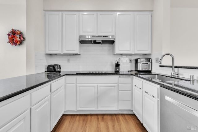 16 Arrowhead Ct, Petaluma, CA 94954