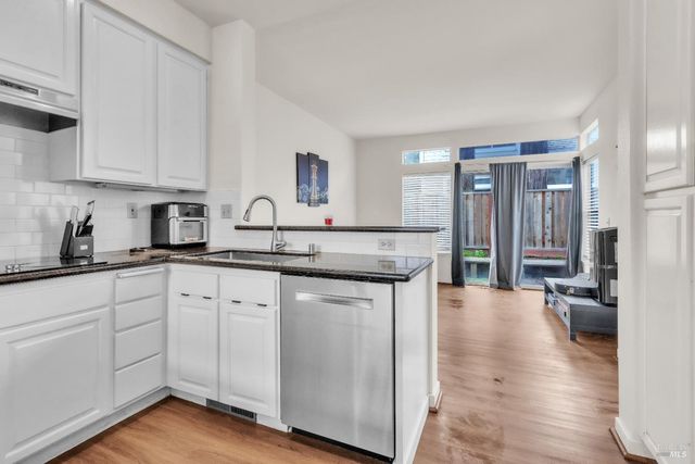 16 Arrowhead Ct, Petaluma, CA 94954