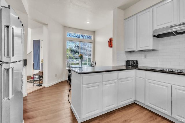 16 Arrowhead Ct, Petaluma, CA 94954