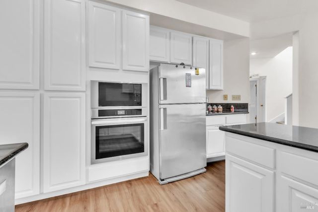 16 Arrowhead Ct, Petaluma, CA 94954