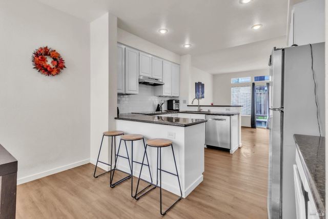 16 Arrowhead Ct, Petaluma, CA 94954