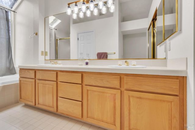 16 Arrowhead Ct, Petaluma, CA 94954