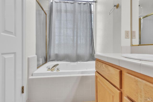 16 Arrowhead Ct, Petaluma, CA 94954