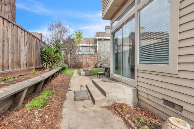 16 Arrowhead Ct, Petaluma, CA 94954