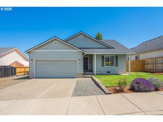 430 N 2ND St, Carlton, OR 97111