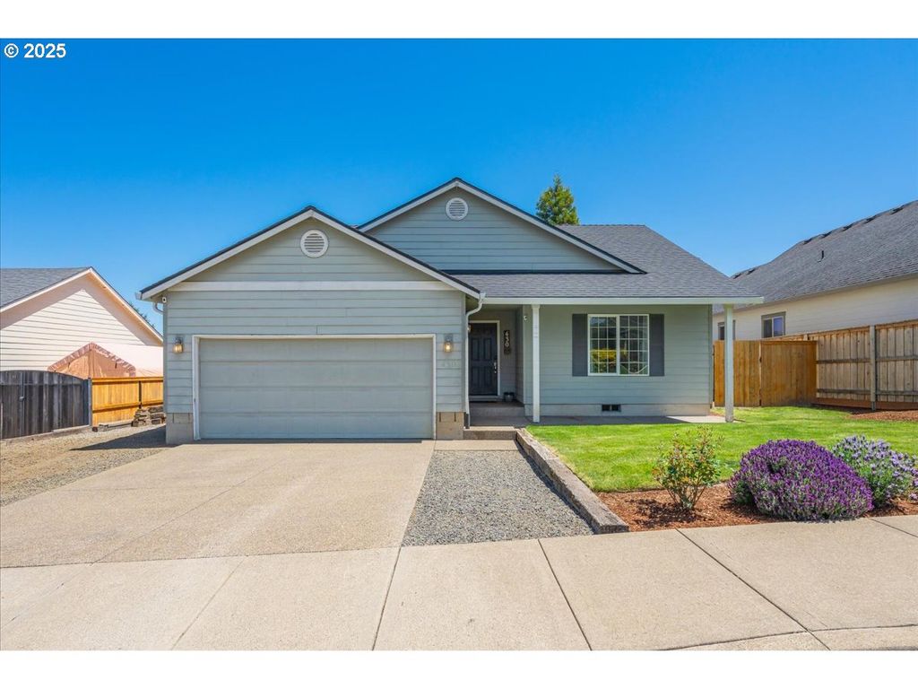430 N 2ND St, Carlton, OR 97111
