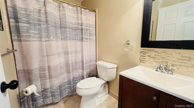 395 Woodbridge Drive 395E, Ridge, NY 11961
