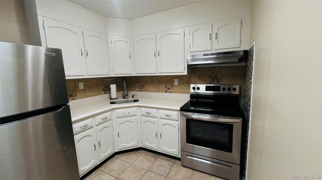 395 Woodbridge Drive 395E, Ridge, NY 11961