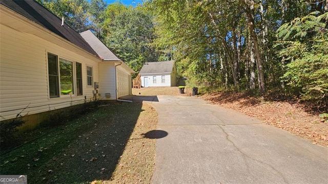 44 HIDDEN LAKES Court, Newnan, GA 30263