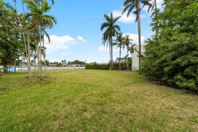 1018 S Northlake Dr, Hollywood, FL 33019
