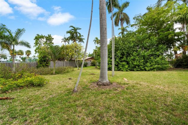 1018 S Northlake Dr, Hollywood, FL 33019