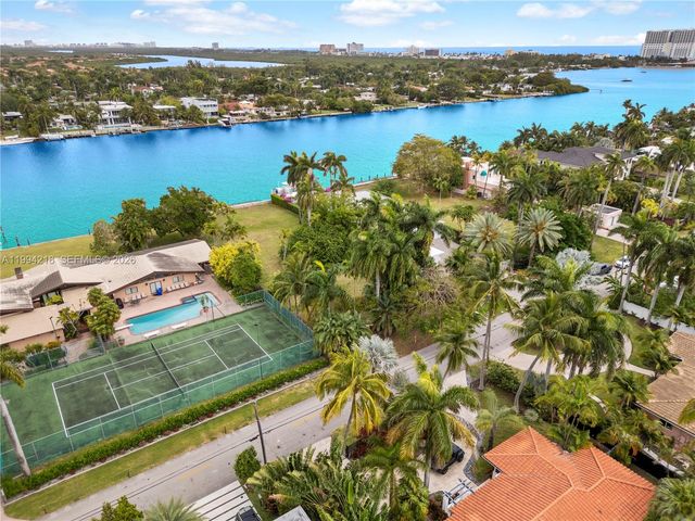 1018 S Northlake Dr, Hollywood, FL 33019