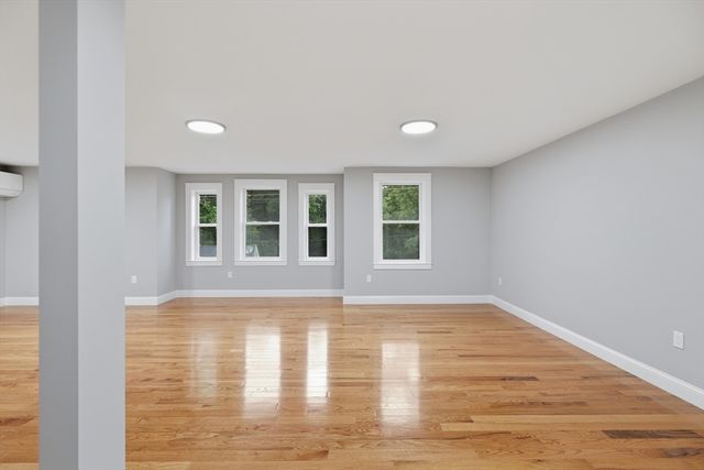 33 Milford St, Upton, MA 01568