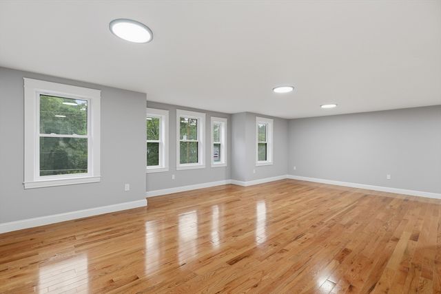 33 Milford St, Upton, MA 01568