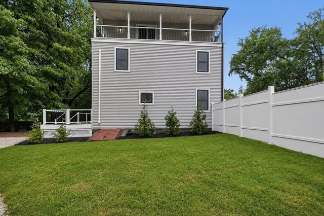 33 Milford St, Upton, MA 01568